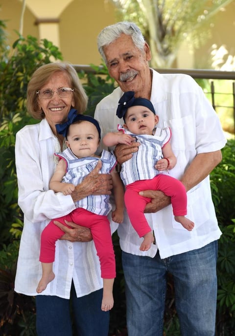 03052017 EN FAMILIA.  Flor y Héctor con sus bisnietas, Lorena Córdoba y Luciana Castañeda.