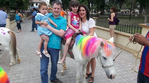 03052017 DE PASEO EN LA ALAMEDA.  Isabel y Ainhoa con sus papás, Hans e Idoia.