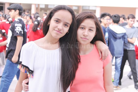 04052017 POSAN PARA LA FOTO.  Yuliana y Samantha.