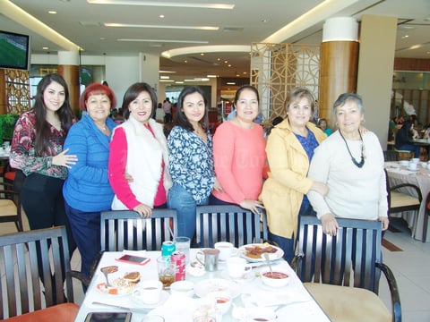 04052017 Lily acompañada de Berenice, Nadia, Fernanda, Paty, Angélica y Paty.