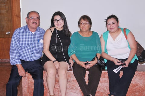 04052017 EN EL TEATRO.  Manuel, Andrea, Martha y Verónica.