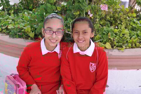04052017 MUY CONTENTAS.  Ángela y María José.