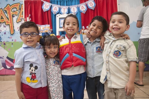06052017 SE DIVIERTEN.  Mateo, María René, Matías, Gabriel y Leonardo.