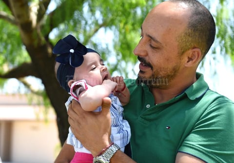 06052017 LINDA POSTAL.  Luciana Castañeda con su papá, Claudio Castañeda.