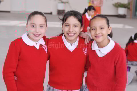 06052017 EVENTO ESCOLAR.  Regina, Ana Cecy y Valeria.