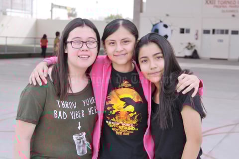 06052017 POSAN PARA LA CáMARA.  Ximena, Aracely y Paola.