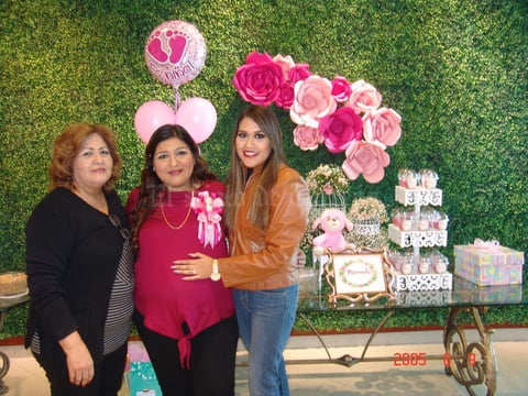 06052017 FIESTA DE CANASTILLA.  Milly de Álvarez con las organizadoras de su baby shower.