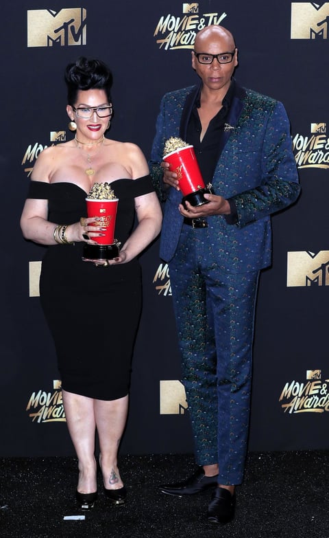 Michelle Visage y RuPaul (R),ganaron como Mejor reality de competición por RuPaul's Drag Race.