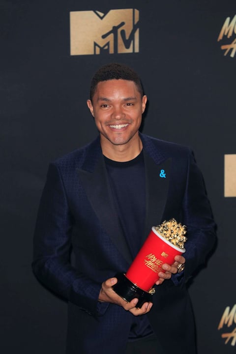 Trevor Noah (The Daily Show) fue proclamado mejor presentador de un programa televisivo.
