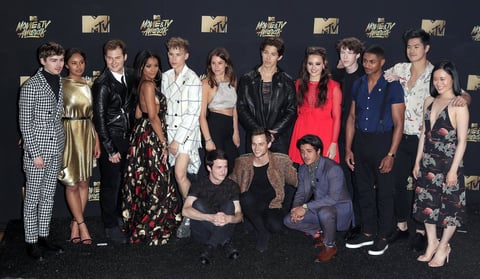 El elenco de la serie 13 Reasons Why asistió a la ceremonia.