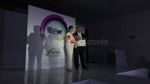 07052017 Ana María Astorga, hoy señora de Rodríguez, recibió un reconocimiento por parte del director de la Feria.