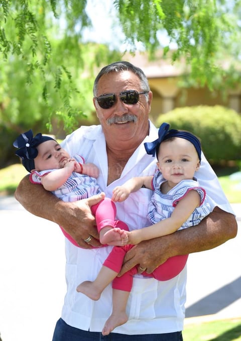 07052017 EN FAMILIA.  Claudio con sus nietas, Lorena Córdoba y Luciana Castañeda.