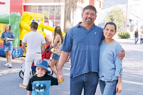 08052017 DE PASEO.  Evan, Andrés y Saira.