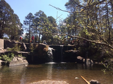 El paraje tiene visitantes prácticamente todo el año, pero más allá de sus casi 20 cabañas hay opciones para recorrer y posteriormente acampar.