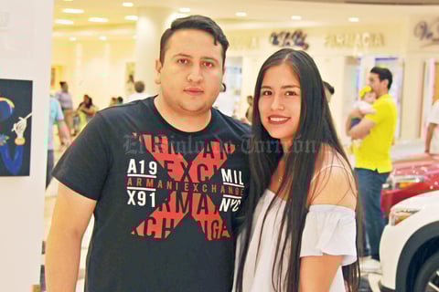 09052017 EN EL MALL.  Gabriel y Giselle.