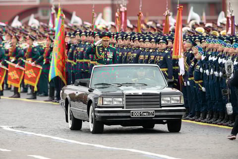 El ministro de Defensa, Sergei Shoigu, en una limusina descubierta.