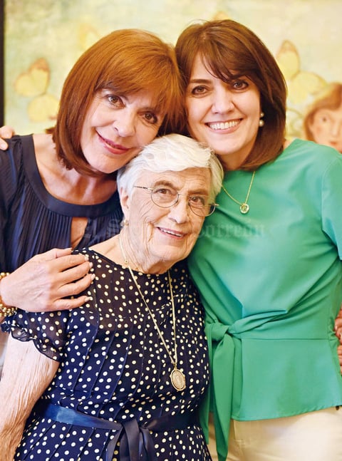 10052017 EN FAMILIA.  Victoria con sus hijas, Marivi y Pilar.