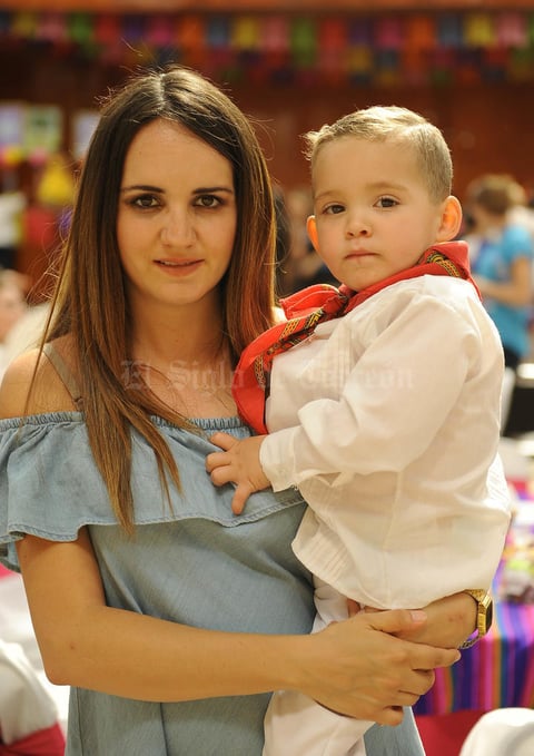10052017 Paola con su hijo, Javier.