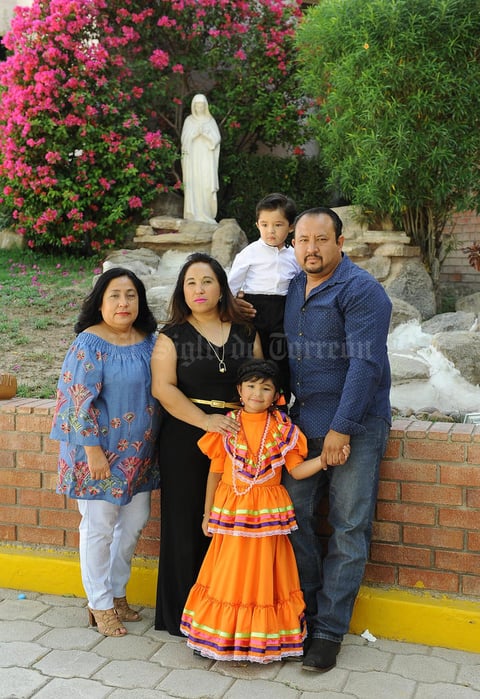 10052017 LA FOTO DEL RECUERDO.  Layla y Leonardo Pérez García con sus papás, Ana Lilia García y Luis Alfonso Pérez, y su tía, Lourdes García.