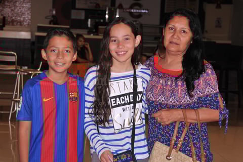 10052017 EN EL CINE.  Ernesto, Pamela y Sonia.