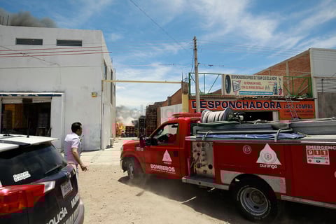 Hasta el lugar se trasladaron elementos de Protección Civil y cuerpo de Bomberos quienes trabajaron para sofocar las llamas.