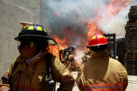El incendio se registró en dos establecimientos.