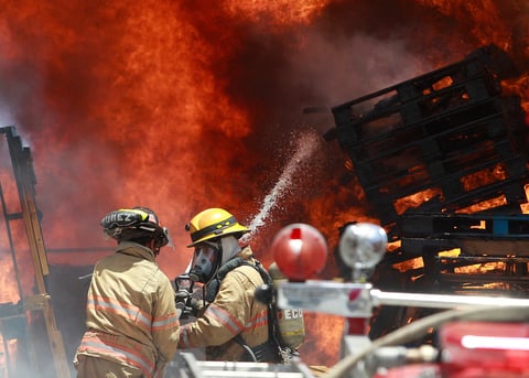 El incendio se registró en dos establecimientos.
