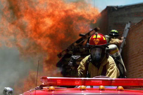 El incendio se registró en dos establecimientos.