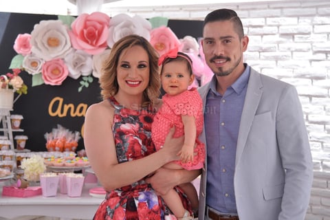Ana Carmen con sus padrinos, Marcela y Sergio