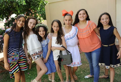 Anya con algunas de sus amigas