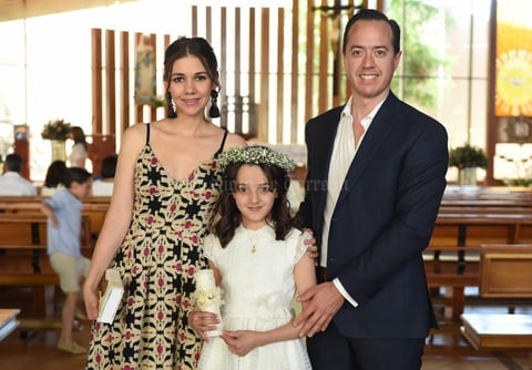 Anya con sus padrinos, Marisela Macías Morales y Alfonso Zermeño González