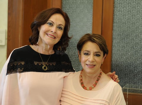 Mely González con la expositora