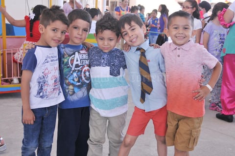 13052017 SE DIVIERTEN.  Mateo, Miguel, Matías, Hassan y Sebastian.