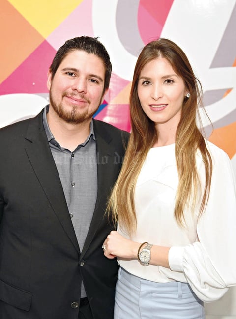 13052017 ASISTEN A INAUGURACIóN.  Roy y Daniela.
