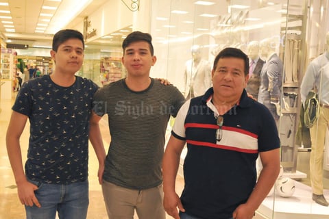 14052017 EN EL MALL.  Ángel, José Luis y José Luis.