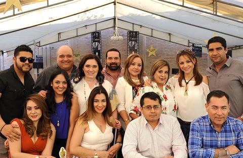 14052017 DE FIESTA.  Rosalinda con sus amigos en su festejo de cumpleaños.