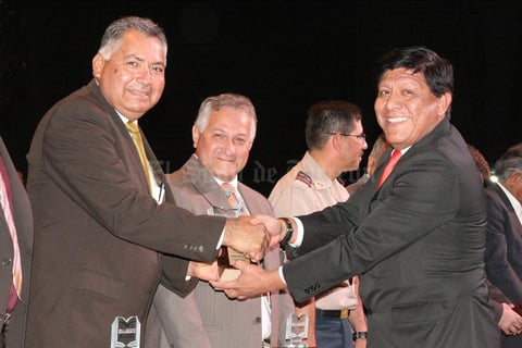 14052017 MERECIDO RECONOCIMIENTO.  El Dr. Raúl Rodríguez Vidal, profesor de la FAFF de la UAdeC Unidad Torreón, fue reconocido por su trayectoria académica como docente por la Comunidad de Instituciones de Educación Superior de La Laguna, A.C. 2017 (CIESLAG).