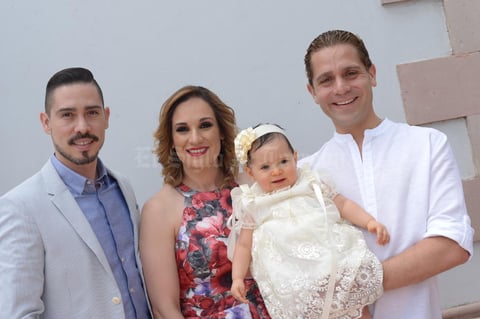 14052017 CON SUS PADRINOS.  Ana Carmen acompañada de Sergio, Marcela y Roberto.