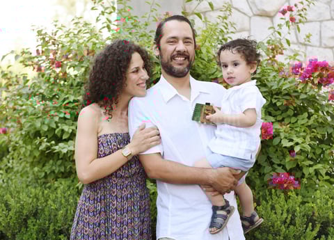 14052017 EN FAMILIA.  Emilio con sus papás, María Victoria Padua Rodríguez y Jorge Iván de la Fuente Zorrilla.