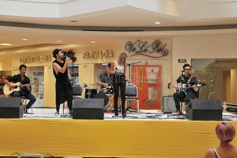 16052017 Los músicos dieron su máximo esfuerzo sobre el escenario.