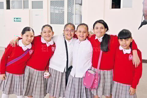 16052017 EN EL COLE.  Lourdes, Miaka, Melissa, Mariana, Mónica y Luisa.