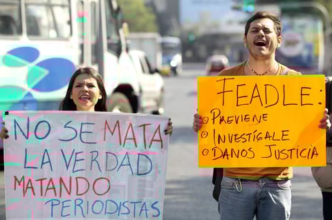 Estudiantes de las carreras de Comunicación y Periodismo también estuvieron presentes en la protesta.