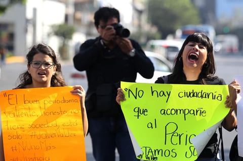 Estudiantes de las carreras de Comunicación y Periodismo también estuvieron presentes en la protesta.