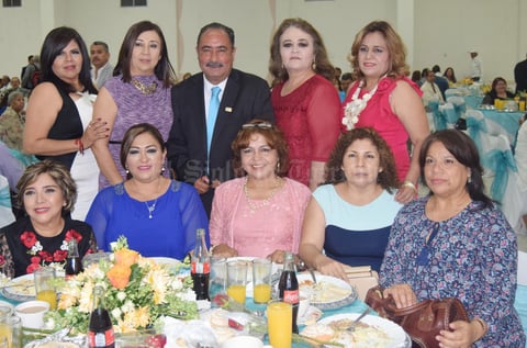 18052017 Xóchitl Arguijo, Lety I. Martínez, Ruth Pérez, Dora I. Villalobos, Micaela Carlos, Zohelia F. Castillo, Olga L. Gallegos, Miriam R. Estrada y Marha L. González, acompañadas por el anfitrión.