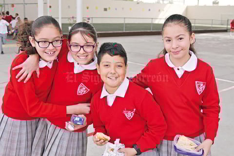 18052017 MUY CONTENTOS.  Bárbara, Renata, Adrián y Kiaremi.