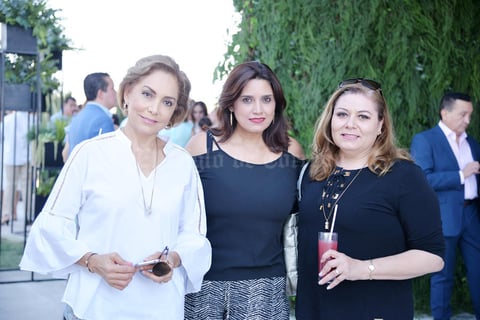 19052017 EN UN OPEN HOUSE.  Liliana, Rosy y Yolanda.