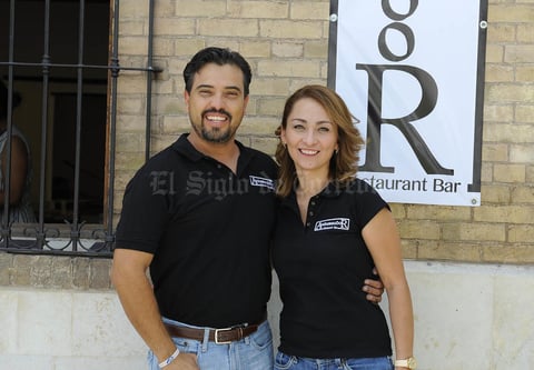 19052017 RECIENTE INAUGURACIóN.  José Luis Flores y Ana Lilia Chavarría.