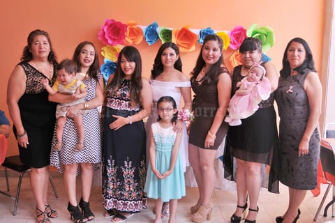 19052017 La novia acompañada de algunas de sus invitadas.