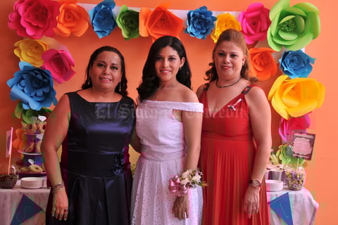 19052017 Sonia Alejandra Zúñiga Miranda acompañada de las anfitrionas del prenupcial.