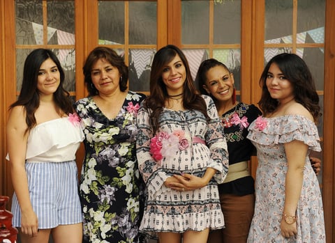 19052017 FELICES POR NUEVO BEBé.  Ana Elizabeth y su esposo Miguel, se encuentran recibiendo múltiples felicitaciones por el reciente nacimiento de su bebé. En la fotografía la acompañan María Refugio, Margarita, Estefanía y Ariel quienes fueron las organizadoras de su baby shower.